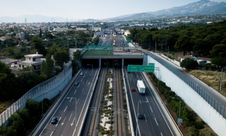 Κλειστή-η-Αττική-Οδός-στο-ύψος-της-Πλακεντίας-από-φωτιά-σε-όχημα