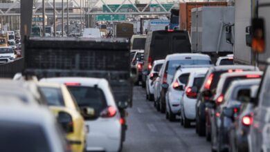 Κίνηση-στους-δρόμους:-Ουρές-χιλιομέτρων-στην-άνοδο-του-Κηφισού-–-Τροχαίο-με-φορτηγό,-ΙΧ-και-νταλίκα-στη-γέφυρα-Αχαρνών