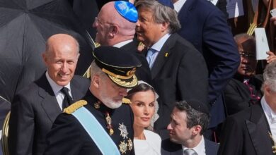 Η-βασίλισσα-Λετίθια-της-Ισπανίας-έχει-«privilege-du-blanc»-και-γι-αυτό-φόρεσε-λευκό-στην-ενθρόνιση-του-Πάπα-Λέοντα-14ου