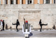 Γενοκτονία-των-Ποντίων:-Εύζωνες-ντύθηκαν-με-ποντιακές-φορεσιές-–-Συγκλονιστικές-στιγμές-κατά-την-αλλαγή-φρουράς