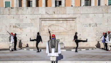 Γενοκτονία-των-Ποντίων:-Εύζωνες-ντύθηκαν-με-ποντιακές-φορεσιές-–-Συγκλονιστικές-στιγμές-κατά-την-αλλαγή-φρουράς