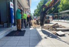 Ανακατασκευή-πεζοδρομίων-στην-28ης-Οκτωβρίου-Τρικάλων-–-Κλείνει-ο-δρόμος-μέχρι-Ιούνιο