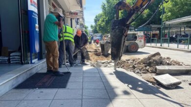 Ανακατασκευή-πεζοδρομίων-στην-28ης-Οκτωβρίου-Τρικάλων-–-Κλείνει-ο-δρόμος-μέχρι-Ιούνιο