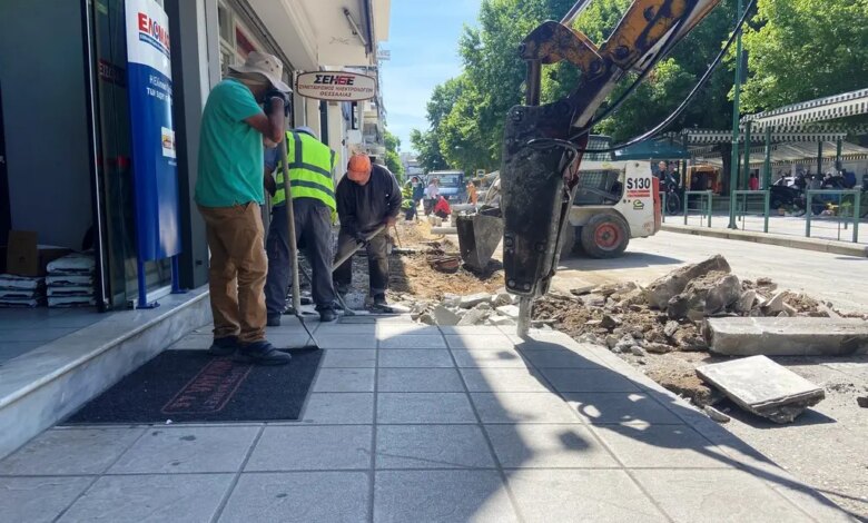 Ανακατασκευή-πεζοδρομίων-στην-28ης-Οκτωβρίου-Τρικάλων-–-Κλείνει-ο-δρόμος-μέχρι-Ιούνιο