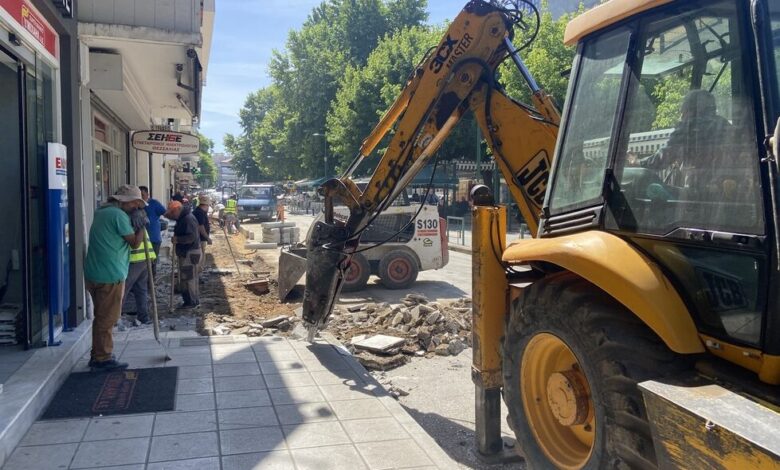 Στην-οδό-28ης-Οκτωβρίου-συνεχίζεται-η-ανακατασκευή-πεζοδρομίων-στα-Τρίκαλα
