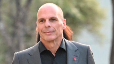 Γιάνης-Βαρουφάκης-για-Σοφία-Τουντούρη:-«Η-κυρία-εξευτελίζει-το-επάγγελμά-σας»-είπε-σε-δημοσιογράφους