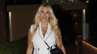 Η-Κωνσταντίνα-Σπυροπούλου-αγκαλιά-με-τους-γιους-της-ανήμερα-της-γιορτής-της-–-«Τα-δώρα-μου»