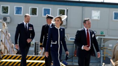 Η-Κέιτ-Μίντλετον-με-navy-look-εγκαινίασε-πολεμικό-πλοίο-–-Το-«βάφτισε»-σπάζοντας-ένα-μπουκάλι-σκωτσέζικου-ουίσκι