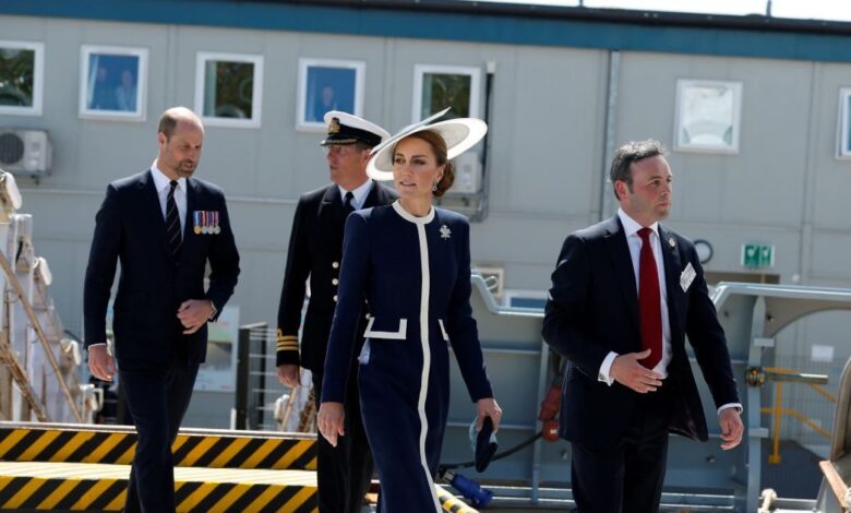 Η-Κέιτ-Μίντλετον-με-navy-look-εγκαινίασε-πολεμικό-πλοίο-–-Το-«βάφτισε»-σπάζοντας-ένα-μπουκάλι-σκωτσέζικου-ουίσκι