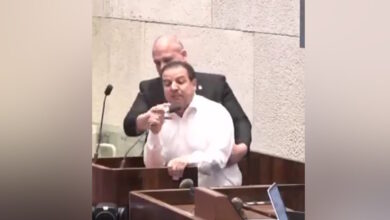 Ισραήλ:-Έβγαλαν-«σηκωτό»-από-τη-βουλή-Αραβοϊσραηλινό-βουλευτή-που-καταδίκαζε-την-επίθεση-στη-Γάζα