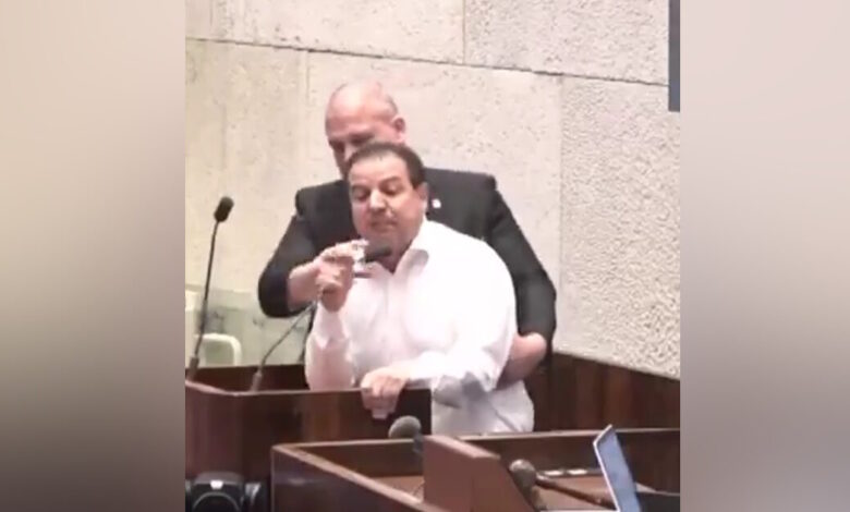 Ισραήλ:-Έβγαλαν-«σηκωτό»-από-τη-βουλή-Αραβοϊσραηλινό-βουλευτή-που-καταδίκαζε-την-επίθεση-στη-Γάζα