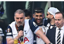 Ο-Άγγελος-Ποστέκογλου-αποθεώθηκε-από-τους-οπαδούς-της-Τότεναμ-στην-παρέλαση-για-την-κατάκτηση-του-europa-league