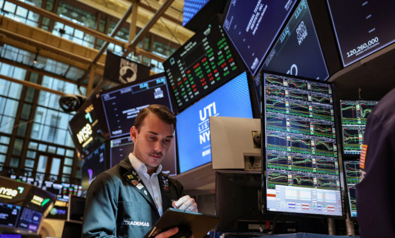 Οι-μετοχές-στη-wall-street-κλείνουν-με-αρνητικά-πρόσημα-μετά-τις-αλλεπάλληλες-απειλές-Τραμπ-για-δασμούς-σε-apple,-samsung-και-ΕΕ