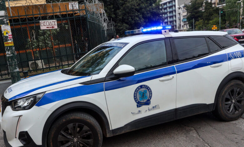 Αυτοκίνητο-έπεσε-πάνω-σε-ποδήλατα-στη-λεωφόρο-Ποσειδώνος-–-4-τραυματίες