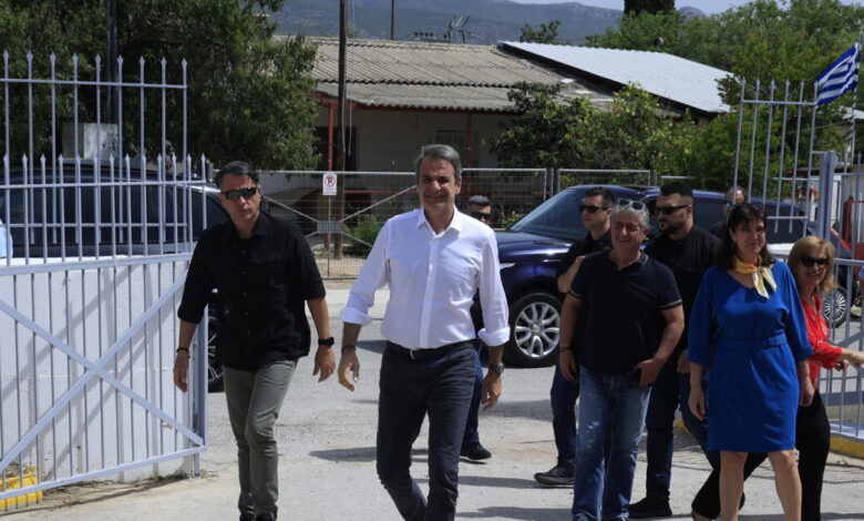 Ο-Κυριάκος-Μητσοτάκης-σε-καφετέρια-που-άνοιξε-πρώην-άνεργη-με-πρόγραμμα-της-ΔΥΠΑ-–-Βίντεο-στο-tiktok