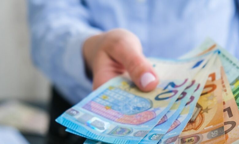 Επίδομα-αδείας-καλοκαιριού-2025:-Πότε-πληρώνεται-από-τους-εργοδότες,-πώς-υπολογίζεται