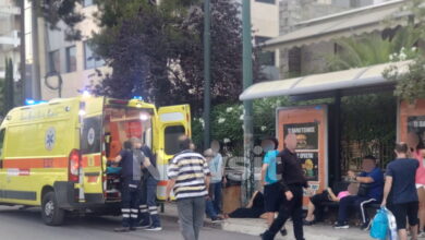 Χαλάνδρι:-Αυτοκίνητο-έπεσε-σε-στάση,-τραυμάτισε-κόσμο-και-εξαφανίστηκε