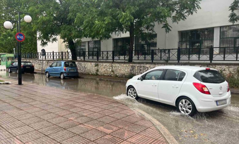 Σε-εξέλιξη-η-κακοκαιρία-στα-Τρίκαλα-–-Βροχές,-φρεάτια-και-εργοτάξια-ταλαιπωρούν-την-πόλη
