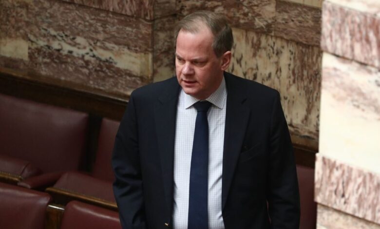 ΝΔ:-Μέσα-στα-επόμενα-24ωρα-το-αίτημα-προανακριτικής-για-Καραμανλή-–-Τα-«αγκάθια»-για-την-κυβέρνηση