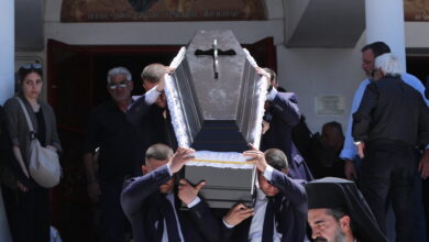 Κηδεία-Μανώλη-Παπαδόπουλου:-Η-οικογένεια-της-ΑΕΚ-αποχαιρέτησε-τον-παλαίμαχο-ποδοσφαιριστή