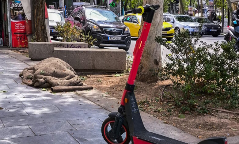 Θεσσαλονίκη:-Βίντεο-ντοκουμέντο-από-τη-στιγμή-που-ο-13χρονος-παρασύρει-με-το-ηλεκτρικό-πατίνι-του-την-11χρονη