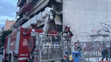 Συναγερμός-στη-Λάρισα:-Άνδρας-απειλούσε-να-πέσει-από-μπαλκόνι-–-Αίσιο-τέλος-με-επέμβαση-της-Αστυνομίας