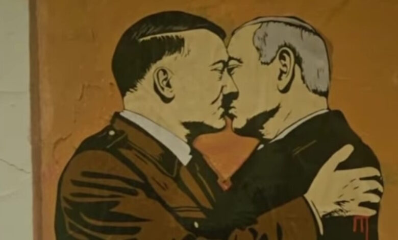 Ιταλία:-«Χαμός»-με-γκράφιτι-του-Νετανιάχου-που-φιλάει-τον-Χίτλερ-–-Η-καλλιτέχνης-το-ονόμασε-«Η-Τελική-Λύση»