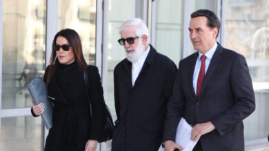 Πέτρος-Φιλιππίδης:-Έφτασε-καταβεβλημένος-για-τη-δίκη-του-αλλά-βγήκε-από-την-αίθουσα-λόγω-αδιαθεσίας