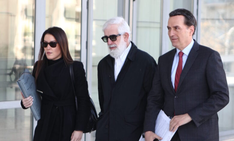 Πέτρος-Φιλιππίδης:-Έφτασε-καταβεβλημένος-για-τη-δίκη-του-αλλά-βγήκε-από-την-αίθουσα-λόγω-αδιαθεσίας