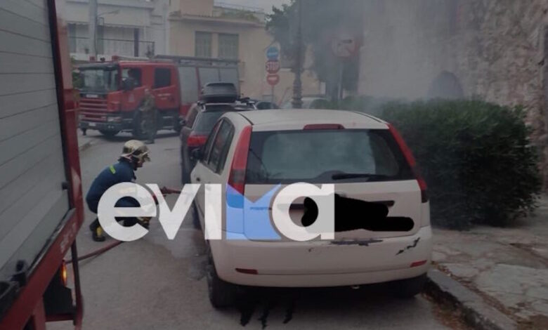 Χαλκίδα:-Αυτοκίνητο-πήρε-φωτιά-ενώ-ήταν-παρκαρισμένο