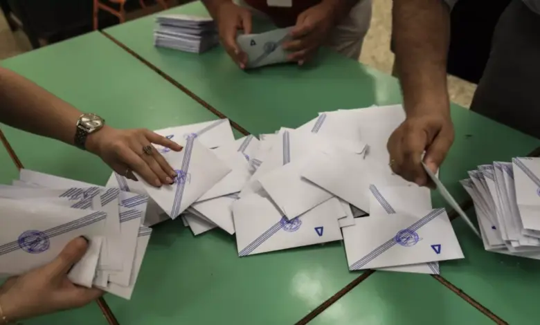 Δημοσκόπηση-mrb:-Στις-14,1-μονάδες-η-διαφορά-της-ΝΔ-από-τη-δεύτερη-Πλεύση-Ελευθερίας-–-Τι-λένε-οι-πολίτες-για-άρση-μονιμότητας-στο-Δημόσιο