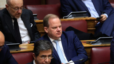 Σε-«αναμμένα-κάρβουνα»-το-Μαξίμου-για-την-ψηφοφορία-της-παραπομπής-Καραμανλή-σε-Προανακριτική:-«Αντάρτικο»-από-γαλάζιους-βουλευτές