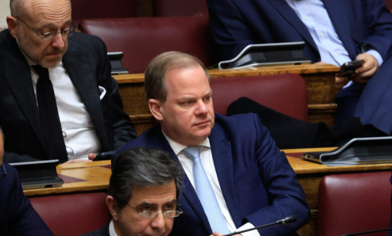 Σε-«αναμμένα-κάρβουνα»-το-Μαξίμου-για-την-ψηφοφορία-της-παραπομπής-Καραμανλή-σε-Προανακριτική:-«Αντάρτικο»-από-γαλάζιους-βουλευτές
