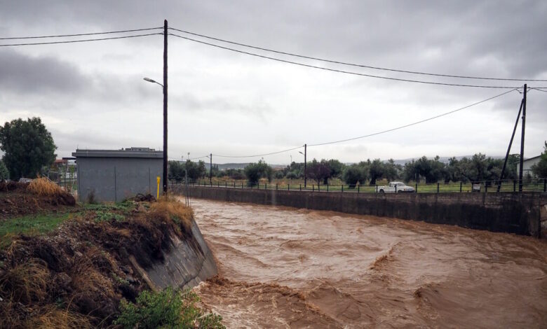 Εύβοια:-Σφοδρή-βροχόπτωση-σφυροκοπά-το-Βασιλικό,-πλημμύρισαν-δρόμοι