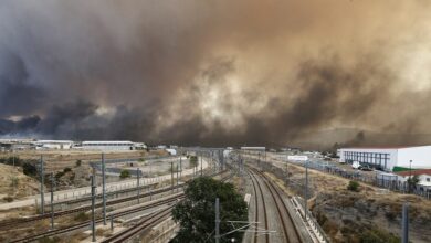 Φωτιά-στον-Ασπρόπυργο-δίπλα-στην-Αττική-Οδό
