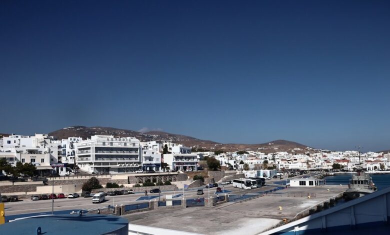 Το-πλοίο-«Αικατερίνη-Π»-χτύπησε-στην-προβλήτα-του-λιμανιού-στην-Τήνο-–-Σώοι-οι-επιβάτες