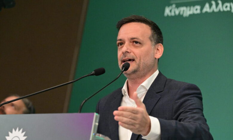 Η-«ηγετική»-εμφάνιση-Χάρη-Δούκα-σε-εκδήλωση-του-ΠΑΣΟΚ-και-η-αλλαγή-πολιτικής-ατζέντας-που-ευνοεί-το-κόμμα