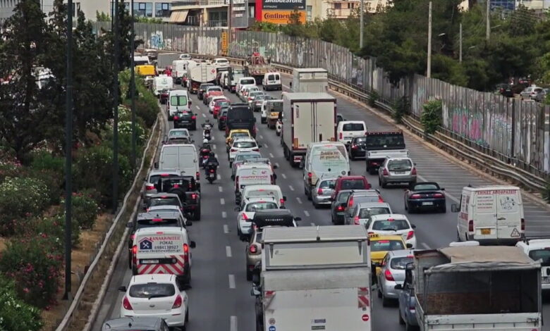 Κίνηση-στους-δρόμους:-Στο-«κόκκινο»-ο-Κηφισός-και-το-κέντρο-–-Προβλήματα-σε-Πειραιά-και-Άλιμο