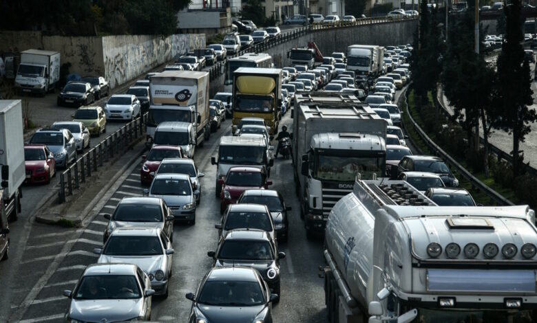 Τροχαίο-στον-Κηφισό:-Αυτοκίνητο-συγκρούστηκε-με-φορτηγό-στην-άνοδο-–-Μποτιλιάρισμα-στο-ύψος-των-Σεπολίων