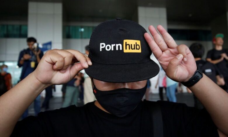 «Μαύρο»-από-αύριο-σε-youporn,-pornhub-και-redtube-στην-Γαλλία-ως-ένδειξη-διαμαρτυρίας-για-την-υποχρεωτική-επαλήθευση-της-ηλικίας