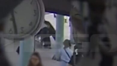 Προαστιακός:-Βίντεο-ντοκουμέντο-από-τη-σύλληψη-46χρονου-–-Προσπάθησε-να-μαχαιρώσει-μία-γυναίκα