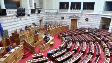 Μονή-Σινά:-Ένταση-στη-Βουλή-ανάμεσα-σε-Χατζηβασιλείου,-Νατσιό-και-Καζαμία-–-«Εθνική-ταπείνωση»-λέει-η-αντιπολίτευση-–-«Είστε-Κασσάνδρες-κακών»-απαντά-η-κυβέρνηση