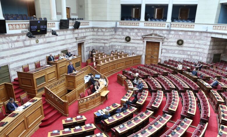 Μονή-Σινά:-Ένταση-στη-Βουλή-ανάμεσα-σε-Χατζηβασιλείου,-Νατσιό-και-Καζαμία-–-«Εθνική-ταπείνωση»-λέει-η-αντιπολίτευση-–-«Είστε-Κασσάνδρες-κακών»-απαντά-η-κυβέρνηση