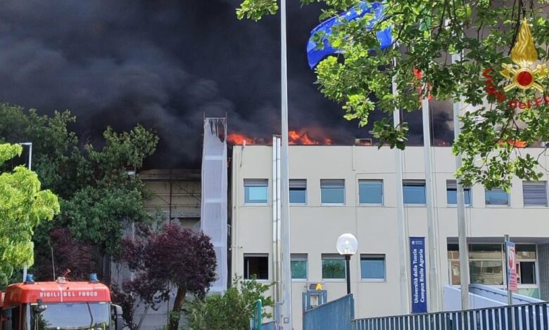 Ιταλία:-Φωτιά-στο-πανεπιστήμιο-του-Βιτέρμπο-–-Κατέρρευσε-μέρος-του-κτιρίου