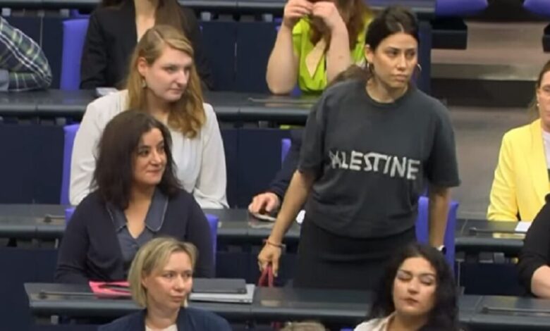 Η-πρόεδρος-της-bundestag-απέβαλε-βουλευτή-που-φορούσε-μπλούζα-με-την-λέξη-«Παλαιστίνη»