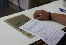 Πανελλήνιες-2025-–-Οικονομία:-Τα-θέματα-που-έπεσαν-τα-4-τελευταία-χρόνια-και-τι-να-προσέχετε