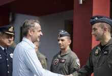 Ο-Κυριάκος-Μητσοτάκης-στα-«γεράκια»-της-111ης-Πτέρυγας-Μάχης-–-Οι-συνομιλίες-με-τους-πιλότους-και-η-πρόσκληση-για-πτήση-με-f-16