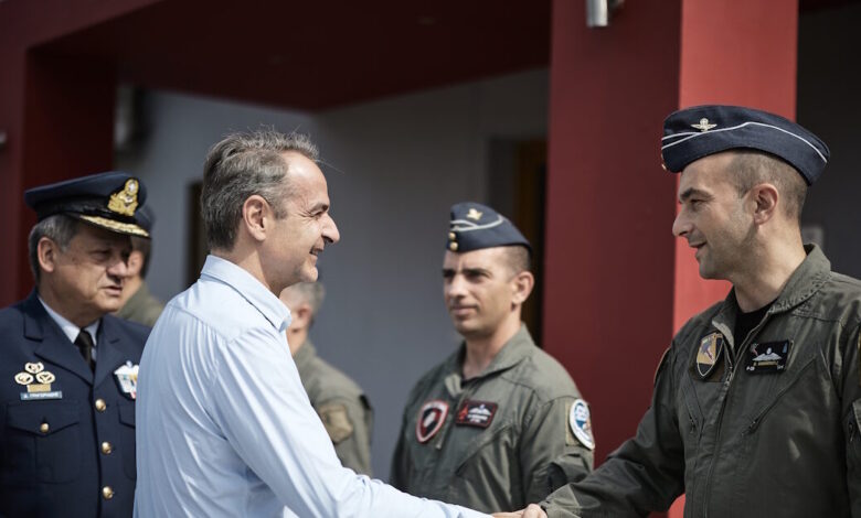 Ο-Κυριάκος-Μητσοτάκης-στα-«γεράκια»-της-111ης-Πτέρυγας-Μάχης-–-Οι-συνομιλίες-με-τους-πιλότους-και-η-πρόσκληση-για-πτήση-με-f-16