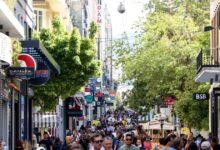 Ερμού:-Μεταλλικό-αντικείμενο-έπεσε-από-τον-6ο-όροφο-κτιρίου-–-Σώθηκε-από-θαύμα-26χρονη,-μία-σύλληψη