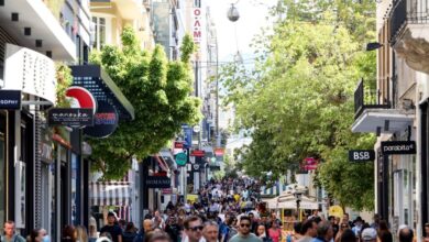 Ερμού:-Μεταλλικό-αντικείμενο-έπεσε-από-τον-6ο-όροφο-κτιρίου-–-Σώθηκε-από-θαύμα-26χρονη,-μία-σύλληψη